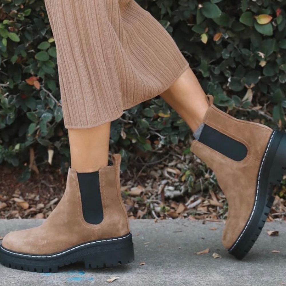 NWOT Marc Fisher Chelsea Lug Boots